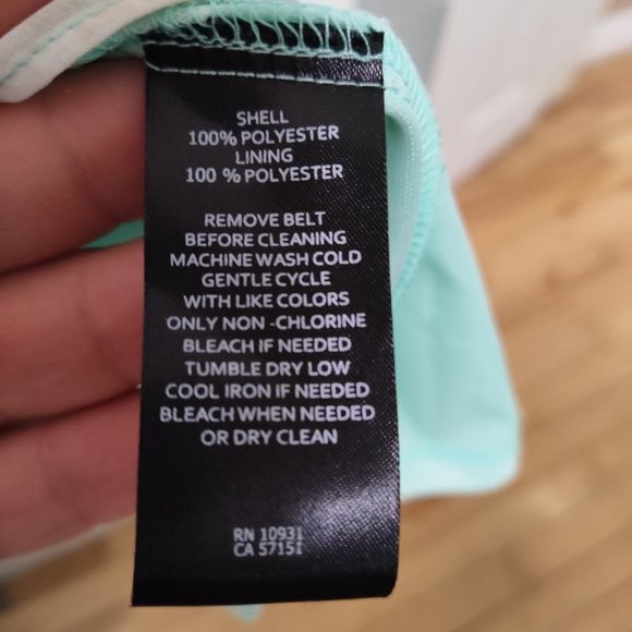 Laura Petite size 4P sleeveless zipper back dress. Floral pattern - Picture 6 of 7